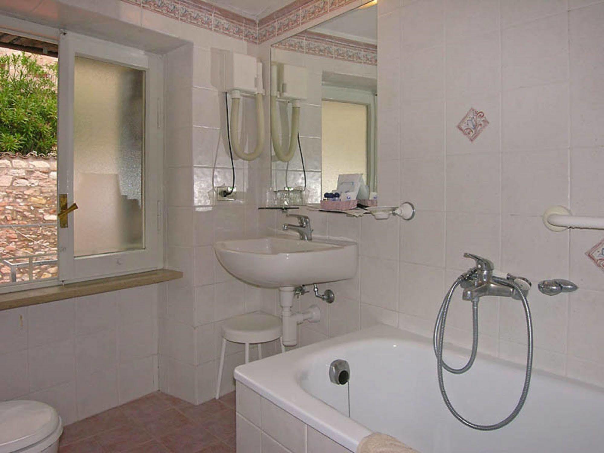 אסיסי Hotel San Francesco מראה חיצוני תמונה